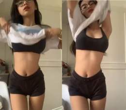 Ngọc Trinh hàng đẹp khoe lồn cho anh em thủ dâm