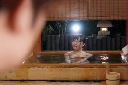 Chuyến du lịch gia đình, thanh niên lại địt mẹ vợ có thai