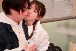 Phát hiện crush ở công ty “nghiện hôn” nên luôn cố gắng mời cô ấy đi chơi